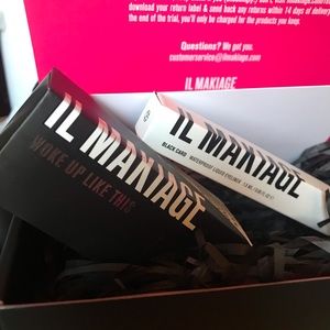 IL makiage bundle! New in box!